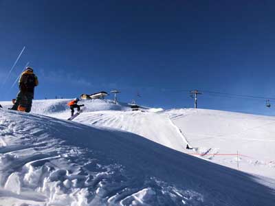 Descente jeune snowboarder